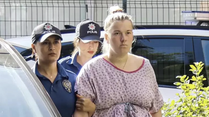 Власти Подмосковья обеспечат поддержку брошенной в аэропорту Антальи девочки