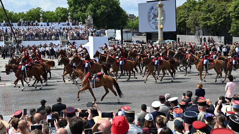 Лошадь сбежала с военного парада по случаю Дня взятия Бастилии во Франции