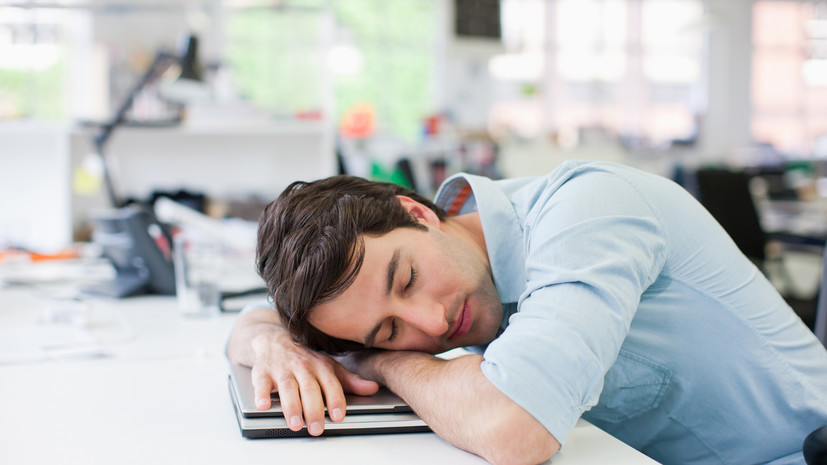 Сомнолог Лебедева: болезнь Паркинсона может стать причиной дневной сонливости