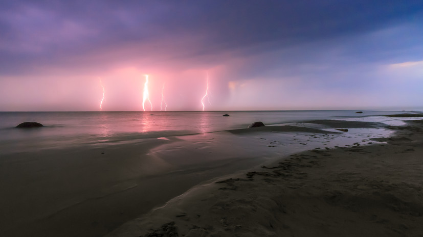 Спасатель Моцарь посоветовал уходить на сухой песок во время грозы на водоёме