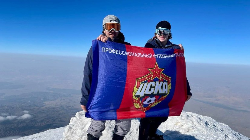 Бабаев покорил Арарат и установил на вершине флаг ЦСКА