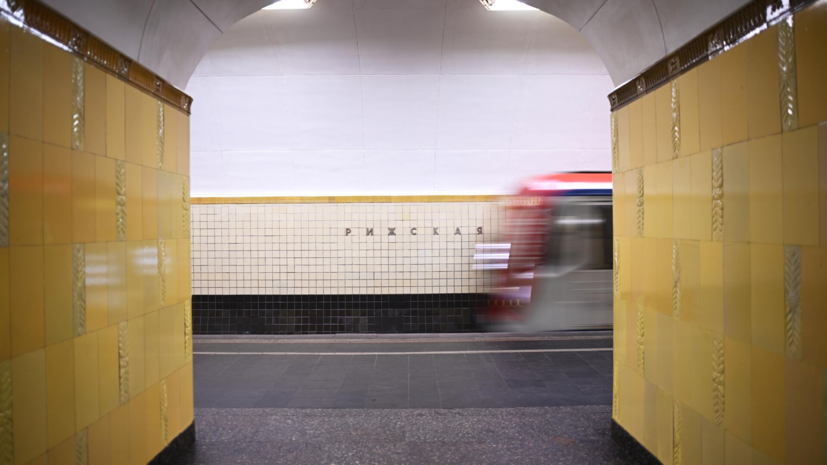 Вестибюль станции метро «Рижская» БКЛ в Москве закрывали во время ливня