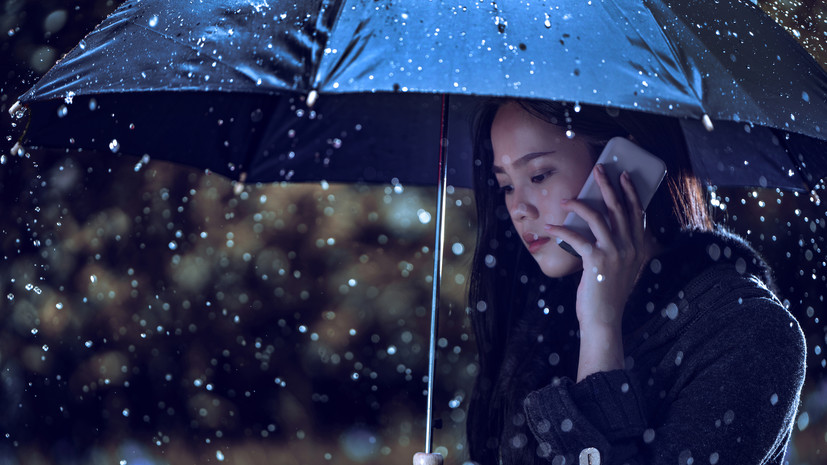 Аналитик Аверьянов рассказал, что нужно сделать при падении телефона в лужу