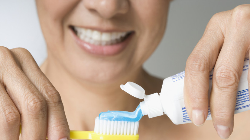 Стоматолог Садовский напомнил о важности чистки зубов перед сном