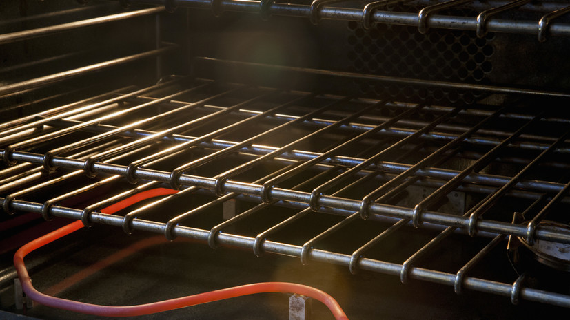 Специалист Нагибова посоветовала чистить духовку минимум раз месяц