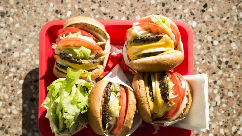 Врач предупредила об опасности фастфуда в жару