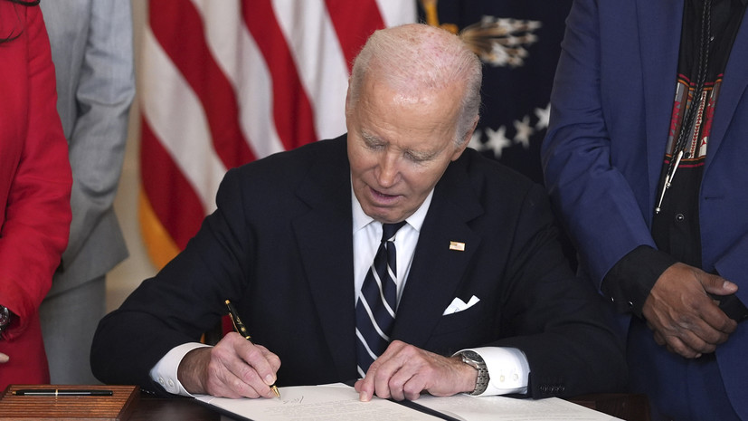 В Белом доме начали расследование использования Байденом автопера для подписей