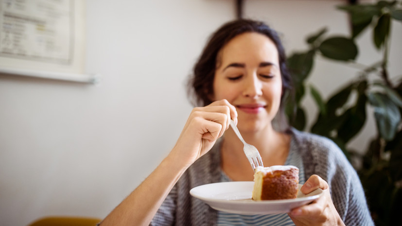 Гастроэнтеролог рассказала, как есть торт каждый день и не поправляться