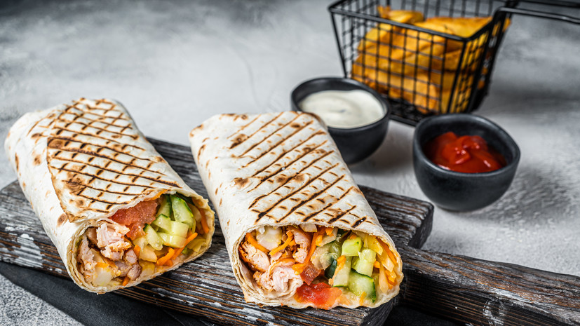 Врач Хайкина: риск отравления шаурмой в жаркую погоду возрастает из-за соусов