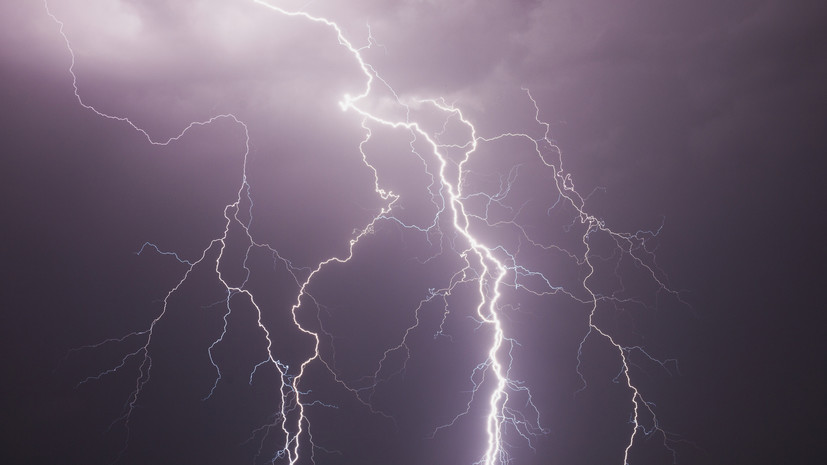 Специалист Чекмарёв рассказал, как безопасно управлять автомобилем в грозу