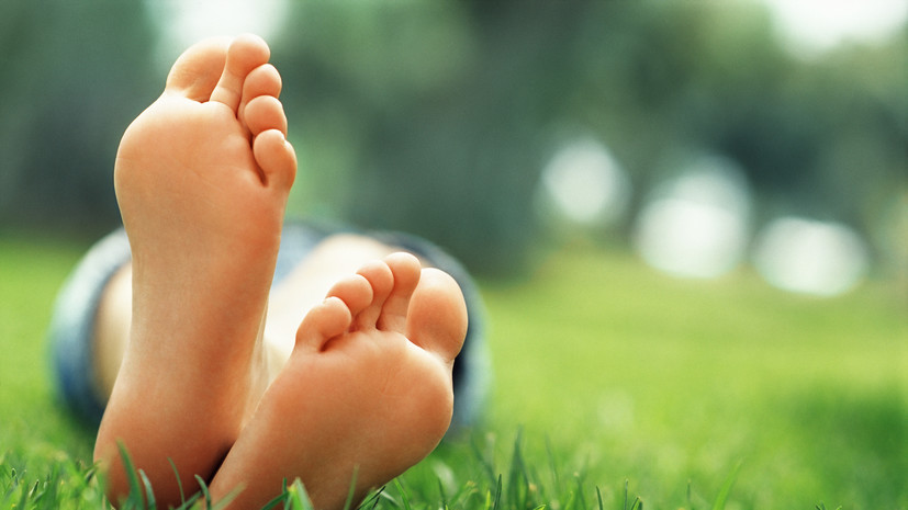 Врач Татаурщикова предостерегла от лежания на газонах из-за риска аллергии