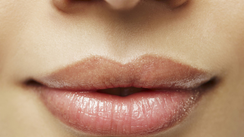 Косметолог Жукова заявила о важности защиты век и губ с помощью SPF-средств