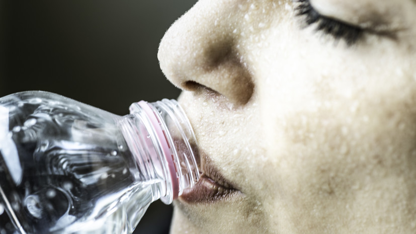 Диетолог Прусаков: в жару организм активно теряет воду и минералы