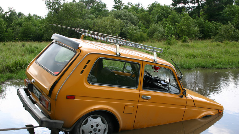 Специалист Пархоменко рассказал о действиях при попадании авто в глубокую лужу