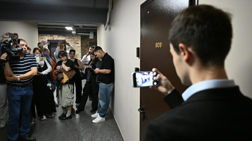 РИА Новости: двух сотрудников Baza отпустили