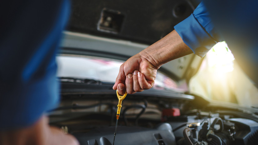 Автоэксперт Сокуев рассказал, как быстро может потемнеть масло в двигателе