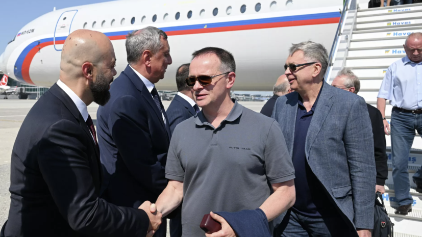 Мединский прибыл в Стамбул на переговоры с Украиной в футболке Putin Team