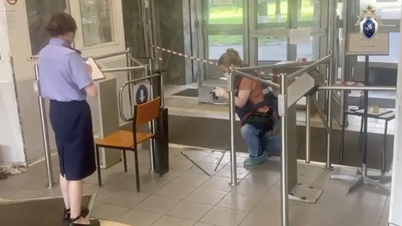 В Петербурге сотрудник завода воткнул стрелу из лука в руку женщине на проходной