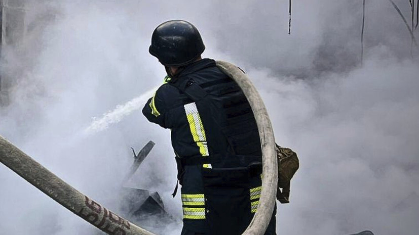 В Николаеве после взрывов загорелись склады