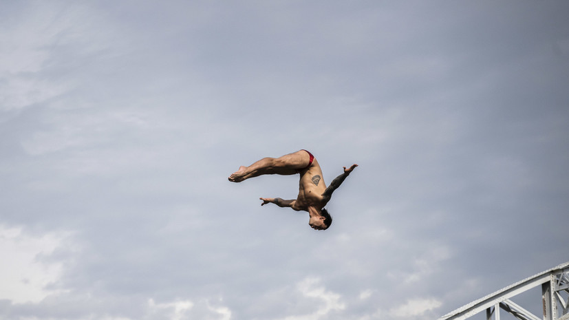 Хайдайвера Федотова увезли на носилках после неудачного прыжка на ЧМ в Сингапуре