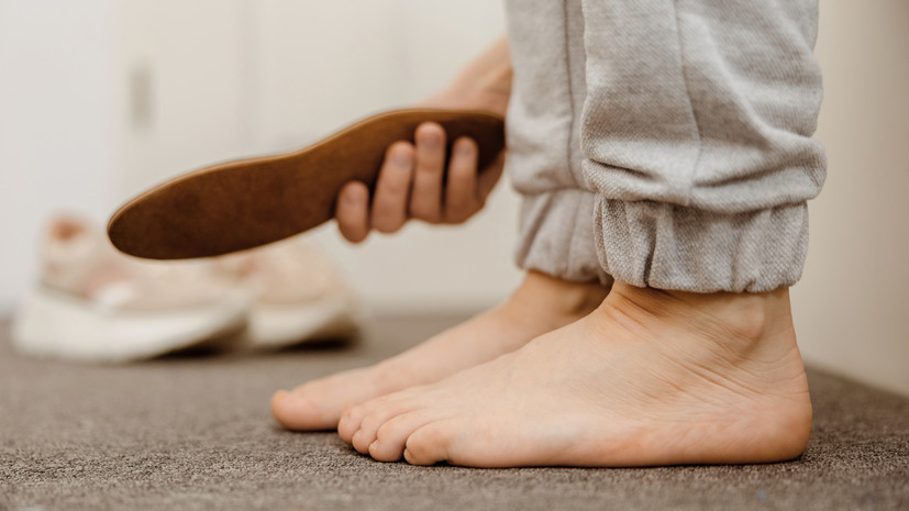 Ортопед Беляков: неправильная обувь может привести к плоскостопию и невроме