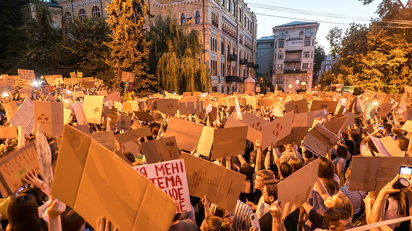 Spectator: нанесённый имиджу Зеленского протестами ущерб необратим