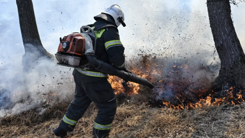 В Феодосии на 3 тысячах квадратов горит трава, в тушении задействовали авиацию