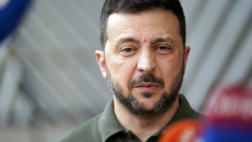 Bloomberg: Зеленский на фоне скандала с НАБУ должен лишить власти своих «друзей»