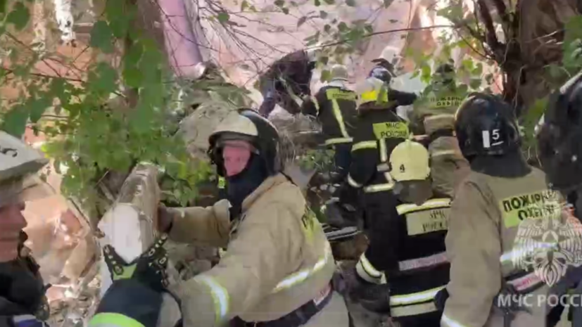 ТАСС: люди могут находиться под завалами после обрушения в доме в Астрахани