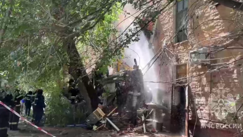 Спасатели эвакуировали 15 человек из частично обрушившегося дома в Астрахани