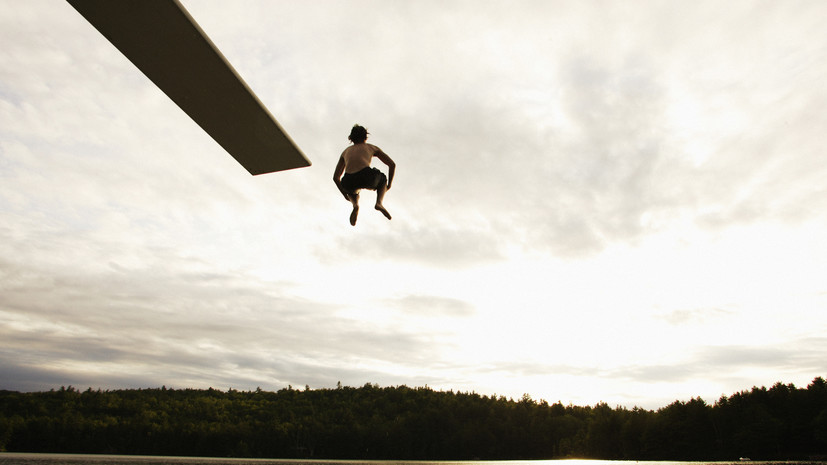 Тренер Ажикин рассказал об опасности прыжков в воду с большой высоты