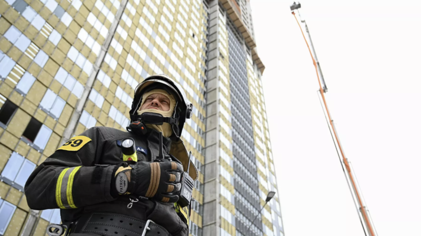МЧС: с верхних этажей загоревшегося строящегося здания Москвы спасают 15 рабочих