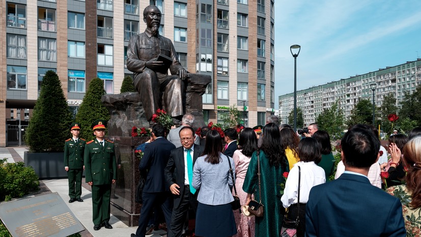 В Петербурге открыли площадь Хошимина