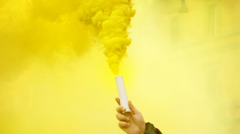 В Петербурге мужчина кинул дымовую шашку в офис банка