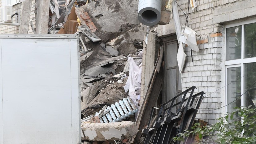 Спасатели вручную разбирают завалы на месте ЧП в Екатеринбурге