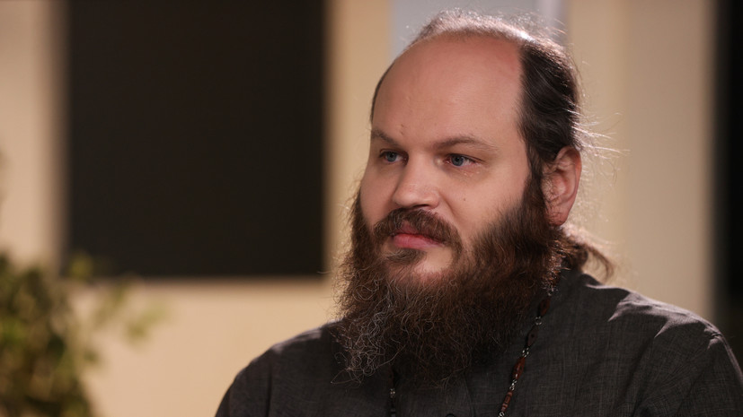 Священник Островский обсудил с москвичами сатанизм, травлю и другие темы