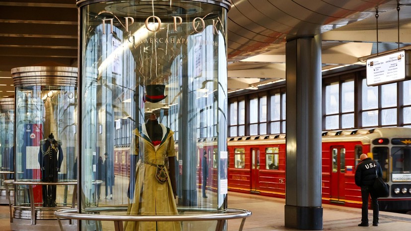 На станции метро «Воробьёвы горы» обновляют витрины для выставочных экспонатов