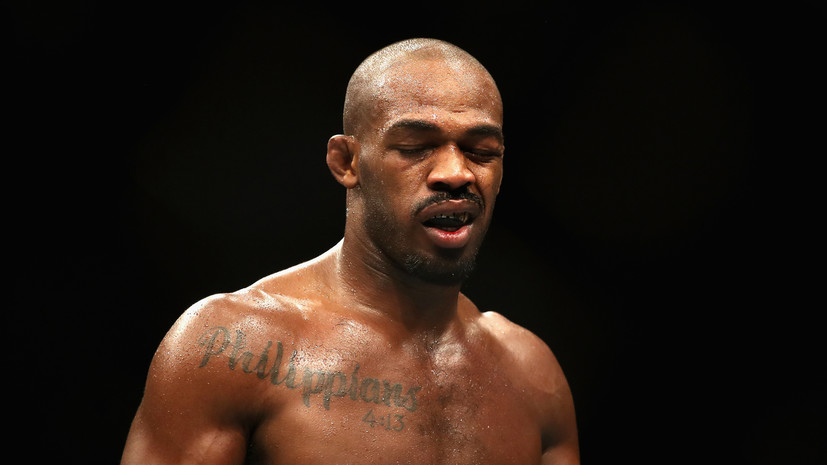 Джон Джонс сфотографировался с сотрудниками ОМОНа на Красной площади