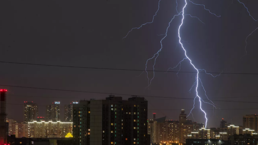 Москвичей предупредили о грозе и сильном ливне