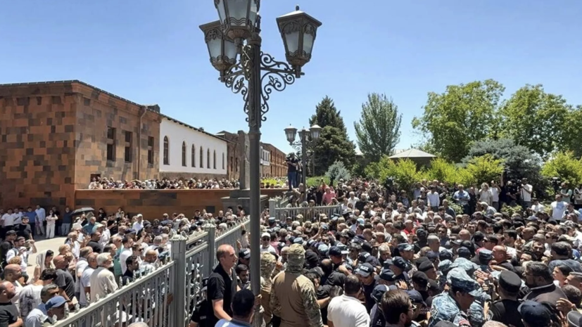 Асатрян — о властях Армении: приехали уничтожать народ и христианскую церковь