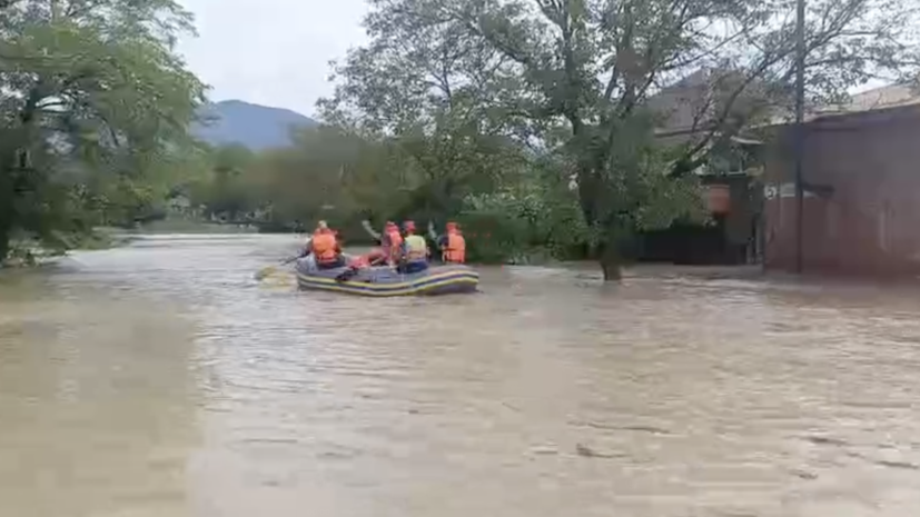 При подтоплении в Туапсинском муниципальном округе спасли 25 человек из автобуса