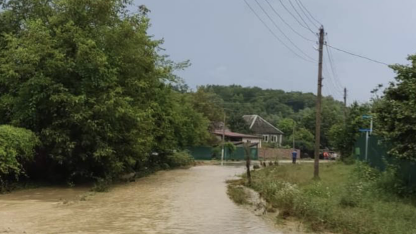 Спасателей направили к туристам на затопленном из-за смерча урочище на Кубани
