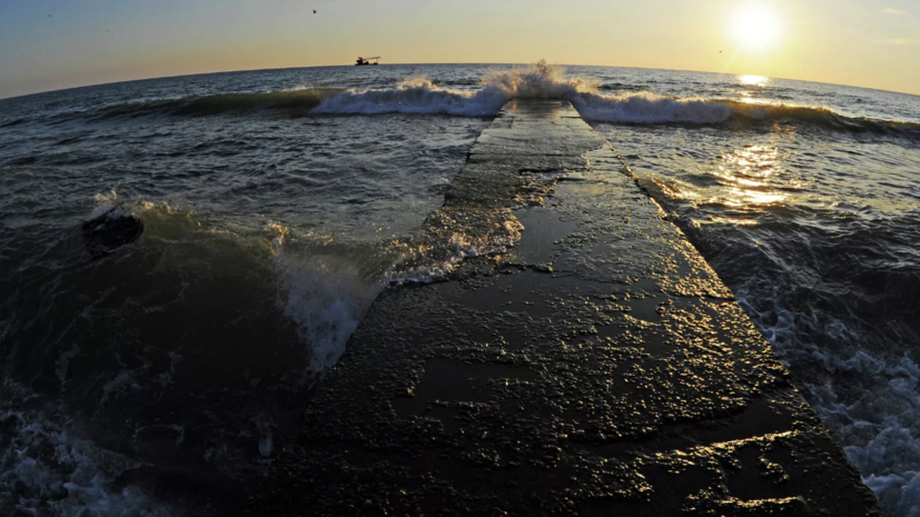 Купание на пляжах в центре Сочи запрещено на фоне непогоды