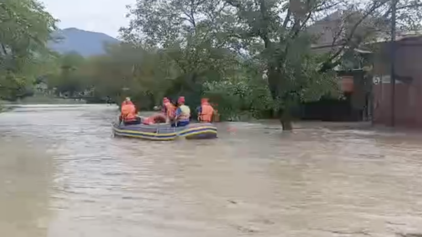 Спасатели эвакуировали 17 туристов из затопленного урочища в Краснодарском крае