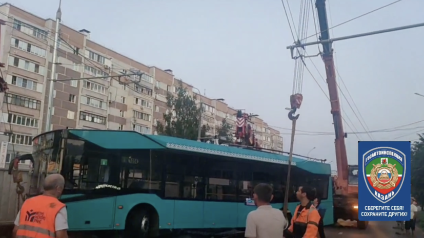 Зависший над провалом на дороге в Казани троллейбус передвинули с помощью кранов