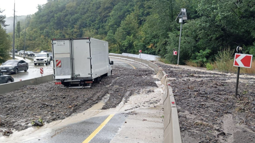 В Краснодарском крае на трассе М-4 перекрыли движение из-за схода селя