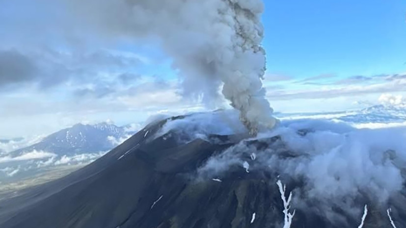 Второй за сутки выброс пепла зафиксирован на вулкане Крашенинникова на Камчатке