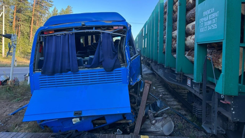 Появилось фото с места столкновения автобуса с поездом в Ленинградской области