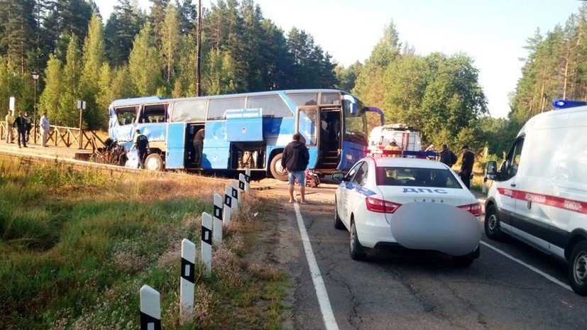 Один погиб, 16 пострадали: что известно о ДТП с автобусом и поездом в Ленинградской области
