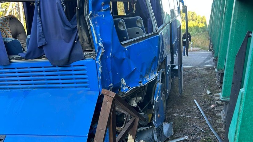 МВД: в автобусе, столкнувшемся с поездом в Ленобласти, находились 37 пассажиров